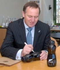 John_Key_signing_Sistema_All_Black_bottle.jpg